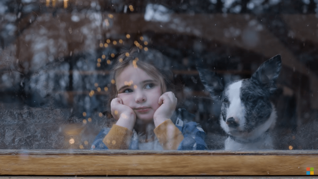 Kadr z reklamy Microsoft - Holiday Magic: Lucy & the Reindeer